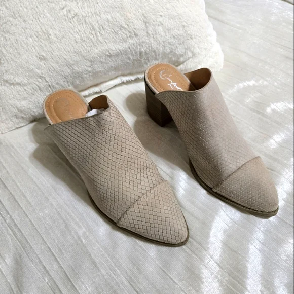 Women's Beige Block Heel Mules By Comfort Size 7 Lightly Worn. - Picture 1 of 5